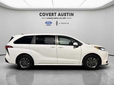 2024 Toyota Sienna LE 8 Passenger