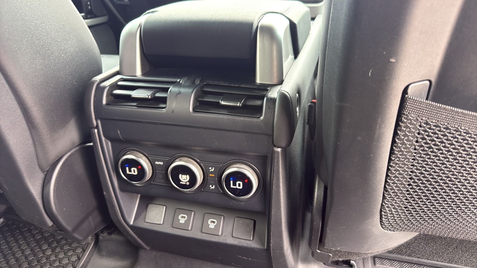 2024 Land Rover Defender 130 X-Dynamic SE