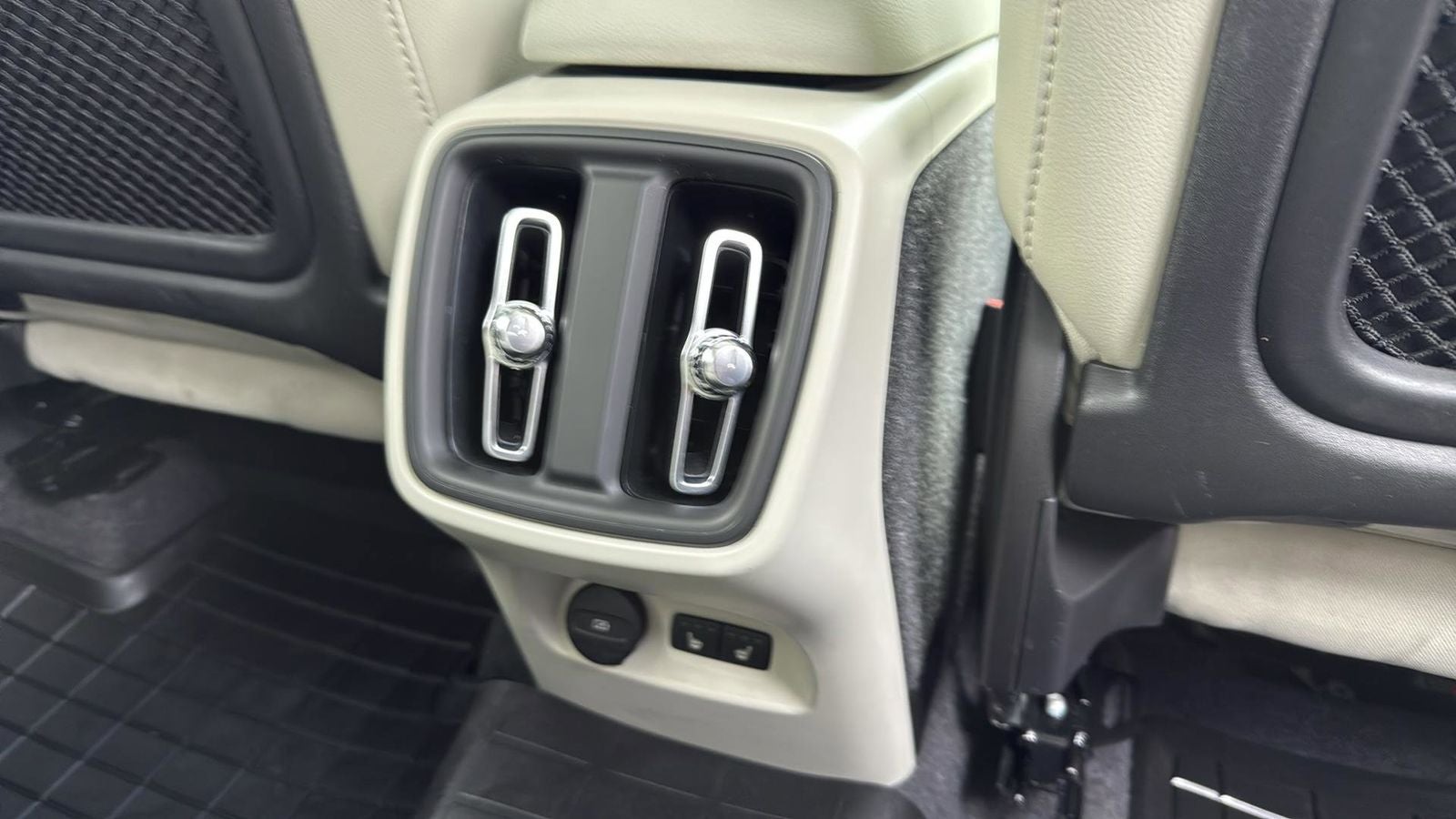 2022 Volvo XC40 Momentum