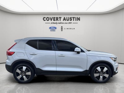 2022 Volvo XC40 Momentum