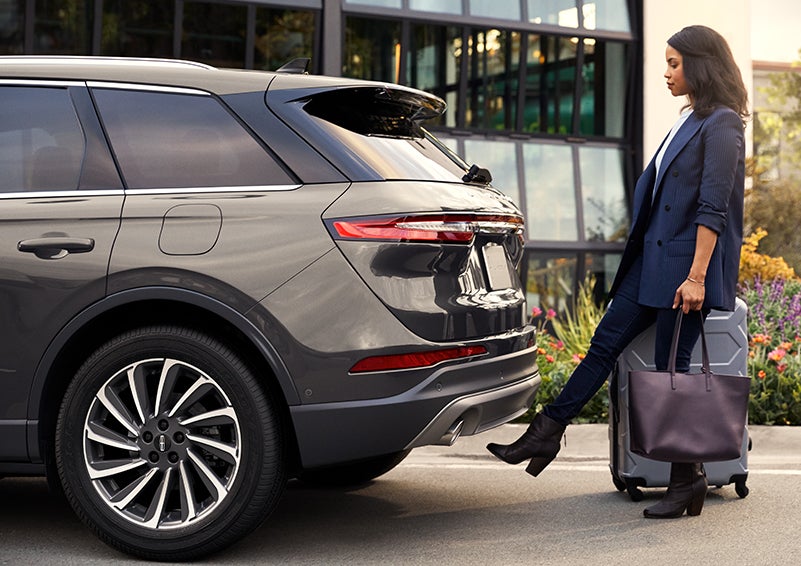 A woman with her hands full uses her foot to activate the available hands-free liftgate. | Covert Lincoln Austin in Austin TX
