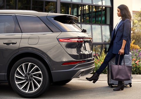 A woman with her hands full uses her foot to activate the available hands-free liftgate. | Covert Lincoln Austin in Austin TX
