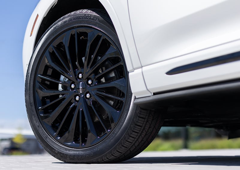 The stylish blacked-out 20-inch wheels from the available Jet Appearance Package are shown. | Covert Lincoln Austin in Austin TX