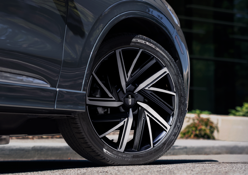 The rim of the 2025 Lincoln Aviator® SUV is shown slightly angled out. | Covert Lincoln Austin in Austin TX