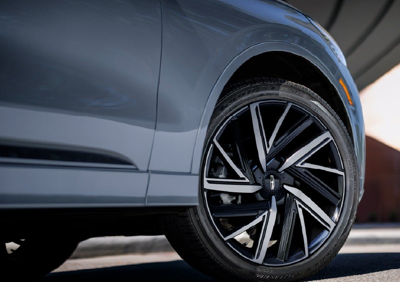 The wheel of the 2027 Lincoln Aviator® Black Label™ SUV is shown slightly angled out. | Covert Lincoln Austin in Austin TX